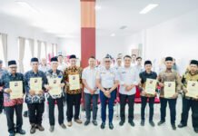 LPM Bogor Utara Periode 2026–2030 Dilantik Serentak, Pemkot Harap Kolaborasi Kuat Wakil Wali Kota Bogor Jenal Mutaqin bersama Camat Bogor Utara dan Ketua LPM usai pelantikan di Kantor Kecamatan Bogor Utara. Foto: Pemkot Bogor.