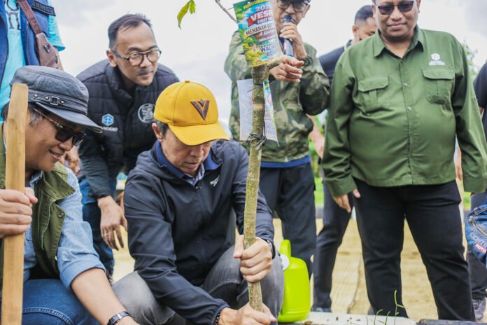 Dedie A. Rachim bersama komunitas Vespa tanam pohon di jalur R3 Kota Bogor. Foto: Pemkot Bogor.