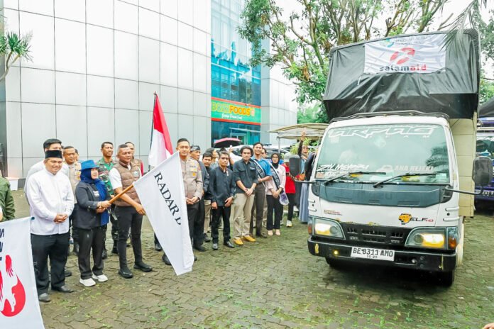 Wakil Wali Kota Bogor Jenal Mutaqin melepas tiga truk bantuan kemanusiaan untuk korban bencana Aceh dan Sumatera. Foto: Pemkot Bogor.