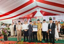 Bhakti Lintas Agama di Bogor, Ruang Bertemu untuk Merawat Toleransi Momen foto bersama lintas agama di atas panggung MAN 1 Kota Bogor. Foto: Pemkot Bogor.