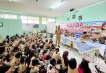 Pemkot Bogor Gencarkan Edukasi Anti-Bullying di Sekolah Dasar, Wakil Wali Kota Tekankan Peran Guru Wakil Wali Kota Bogor Jenal Mutaqin Berdialog dengan Siswa SD Rimba Putra saat Sosialisasi Anti-Bullying. Foto: Pemkot Bogor.
