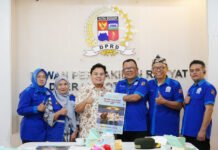PPDI Kota Bogor Minta Dukungan DPRD, Parkir Khusus Disabilitas Jadi Sorotan Ketua DPRD Kota Bogor Adityawarman Adil berfoto bersama pengurus PPDI Kota Bogor usai audiensi di DPRD. Foto: Humpro DPRD Kota Bogor.