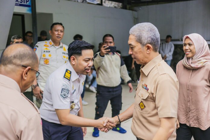 Wali Kota Bogor Dedie A. Rachim meninjau gedung eks Kantor Imigrasi di Jalan Heulang. Foto: Pemkot Bogor.