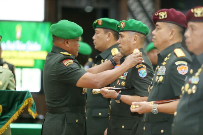 Wakasad Letjen TNI Muhammad Saleh Mustafa memimpin upacara Sertijab Pangdam XII/Tanjungpura, Danpuspenerbad, dan Kadisjarahad di Mabes AD, Jakarta. Foto: TNI AD.