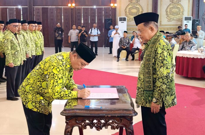 Jusuf Kalla melantik Ketua DPW DMI Kalimantan Barat periode 2025–2030. Foto: DMI.