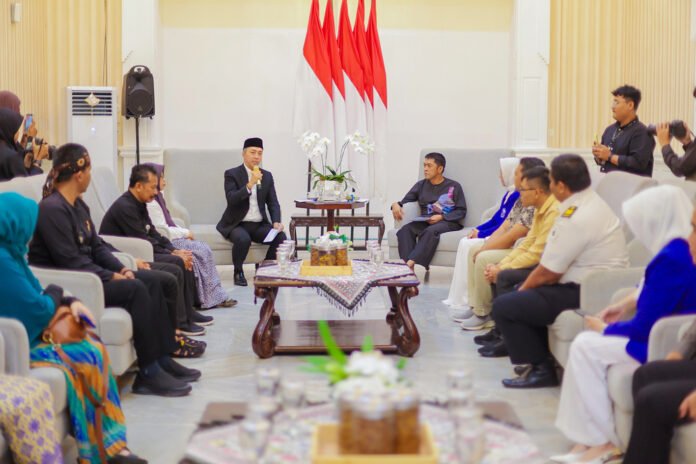 Dedie Rachim Saat Menerima Perwakilan Koperasi di Balai Kota Bogor. Foto: Pemkot Bogor.