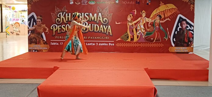 Penari muda jaipongan tampil di ajang Kharisma Pesona Budaya 2026. Foto: Istimewa.
