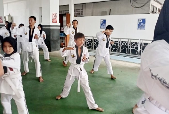 Ujian Kenaikan Tingkat Tarung Derajat Kota Bogor di Halaman Kantor Bapenda. Foto: Istimewa.