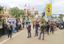 Puluhan Mahasiswa Kepung Polresta Bogor Kota, AMBB Soroti Dugaan Politik Uang dan Gratifikasi Aksi Mahasiswa AMBB di Depan Polresta Bogor Kota Tuntut Transparansi Hukum. Foto: Dok. AMBB.