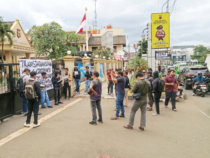 Aksi Mahasiswa AMBB di Depan Polresta Bogor Kota Tuntut Transparansi Hukum. Foto: Dok. AMBB. Aksi Mahasiswa AMBB di Depan Polresta Bogor Kota Tuntut Transparansi Hukum. Foto: Dok. AMBB.