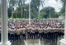 Balai Kota Bogor Diserbu Sopir Angkot, Sentil Janji Dedie Rachim Ribuan sopir angkot memadati halaman Balai Kota Bogor dalam aksi penolakan penghapusan unit tua. Foto: Polresta Bogor.