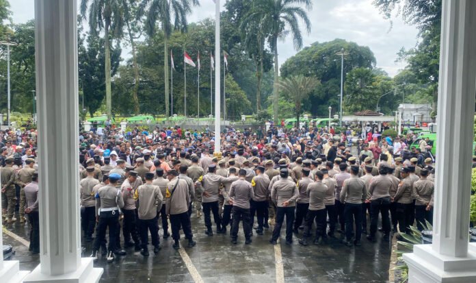 Ribuan sopir angkot memadati halaman Balai Kota Bogor dalam aksi penolakan penghapusan unit tua. Foto: Polresta Bogor.