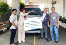 BRI Depok Salurkan Ambulans TJSL, Menjawab Kebutuhan Layanan Sosial di Pancoranmas Penyerahan bantuan ambulans program TJSL BRI KC Depok kepada Yayasan Insan Peduli Sejahtera di Pancoranmas, Kota Depok. Foto: BRI.