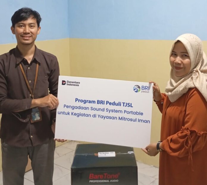 Penyerahan bantuan sound system TJSL BRI Cabang Bogor Dewi Sartika kepada yayasan penerima manfaat. Foto: BRI.