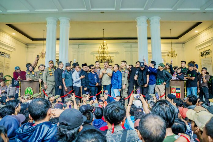 Aksi pengemudi angkot di halaman Balai Kota Bogor. Foto: Pemkot Bogor. Aksi pengemudi angkot di halaman Balai Kota Bogor. Foto: Pemkot Bogor.