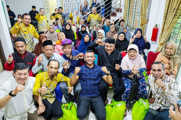 Penyerahan bantuan sembako kepada lansia di Kelurahan Mulyaharja, Bogor Selatan. Foto: Pemkot Bogor.