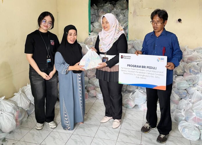 Penyaluran paket sembako Program TJSL BRI BO Tambun kepada warga Kabupaten Bekasi (dok. BRI).