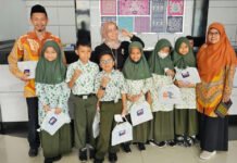 BRI Lebak Bulus Ajak Siswa SD Kenal Bank Sejak Dini, dari Teller hingga Mesin Digital Siswa SD Al Azkar Islamic School mengikuti edukasi perbankan di Kantor BRI Cabang Lebak Bulus (dok. BRI).