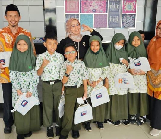 BRI Lebak Bulus Ajak Siswa SD Kenal Bank Sejak Dini, dari Teller hingga Mesin Digital Siswa SD Al Azkar Islamic School mengikuti edukasi perbankan di Kantor BRI Cabang Lebak Bulus (dok. BRI).