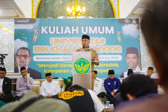 Sekda Kota Bogor Denny Mulyadi menghadiri kuliah umum bersama Ustadz Abdul Somad di UIKA Bogor. Foto: Pemkot Bogor.