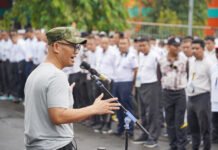 Haji 2026 Bukan Sekadar Ibadah, Negara Tegaskan Keberpihakan Wakil Menteri Haji dan Umrah RI, Dahnil Anzar Simanjuntak, saat memimpin apel pagi. Foto: Humas Kementerian Haji dan Umrah RI.