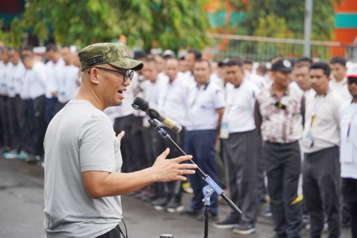 Wakil Menteri Haji dan Umrah RI, Dahnil Anzar Simanjuntak, saat memimpin apel pagi. Foto: Humas Kementerian Haji dan Umrah RI.