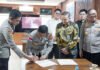 Polda Aceh Dorong Sekolah Digital, 1,2 Juta PIN E-Learning Disiapkan untuk Siswa Terdampak Bencana Kapolda Aceh menerima bantuan PIN e-learning untuk siswa terdampak bencana di Jakarta. Foto: Polri.