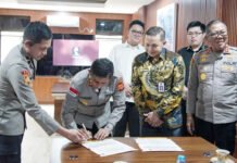 Polda Aceh Dorong Sekolah Digital, 1,2 Juta PIN E-Learning Disiapkan untuk Siswa Terdampak Bencana Kapolda Aceh menerima bantuan PIN e-learning untuk siswa terdampak bencana di Jakarta. Foto: Polri.