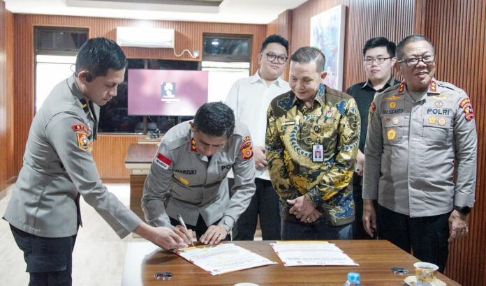 Kapolda Aceh menerima bantuan PIN e-learning untuk siswa terdampak bencana di Jakarta. Foto: Polri.