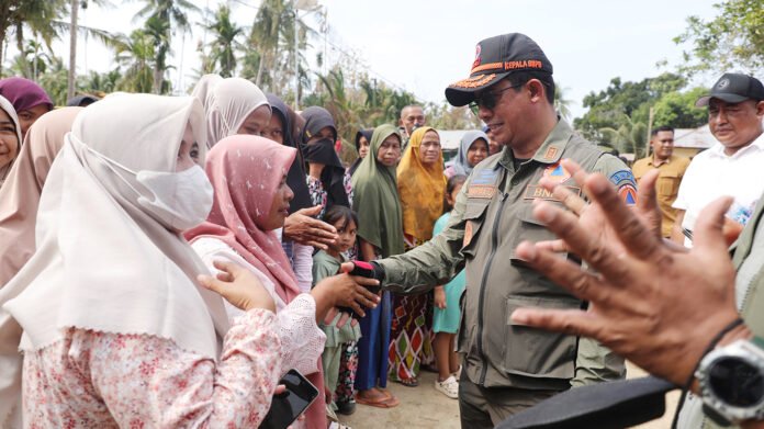 Kepala BNPB Letjen TNI Suharyanto meninjau lokasi terdampak bencana di Kabupaten Aceh Utara. Foto: BNPB.