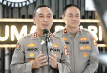 Polri Respons Dukungan Publik Soal Posisi di Bawah Presiden, Janji Perbaiki Layanan Kadiv Humas Polri Irjen Pol. Sandi Nugroho menyampaikan keterangan pers di Jakarta. Foto: Polri.