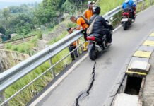 Muncul Retakan di Jalan Saleh Danasasmita Akibat Hujan Deras, Akses Motor Batutulis Bogor Dialihkan Kondisi retakan jalur sepeda motor di Jalan Saleh Danasasmita, Bogor. Pemkot Bogor.