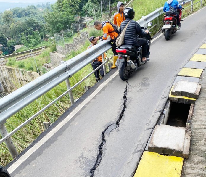 Kondisi retakan jalur sepeda motor di Jalan Saleh Danasasmita, Bogor. Pemkot Bogor.