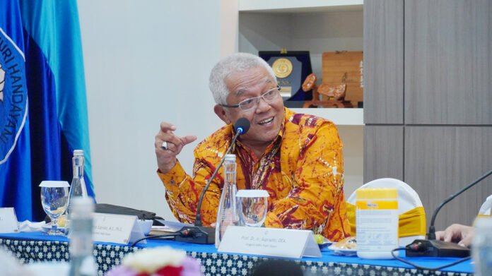 rof Ir Priyo Suprobo MS PhD saat menyampaikan komitmennya sebagai Ketua MWA ITS periode 2026 – 2031 pada sidang pleno MWA ITS. Foto: Humas ITS.