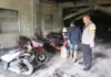 Kebakaran Penitipan Motor Wahyu di Bogor Tengah, Polisi Lakukan Olah TKP Petugas Kepolisian saat mengecek lokasi kebakaran penitipan motor di Jalan Mayor Oking, Bogor Tengah. Foto: Humas Polri.