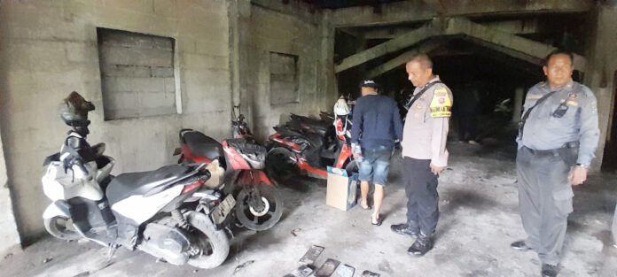 Petugas Kepolisian saat mengecek lokasi kebakaran penitipan motor di Jalan Mayor Oking, Bogor Tengah. Foto: Humas Polri.