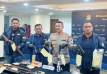 Gudang Senjata Api Ilegal di Sumedang Terbongkar, Sindikat Lama Jual Senpi Rakitan via Online Barang Bukti Senjata Api Ilegal yang Disita Polisi dari Gudang di Sumedang. Foto: Dok. SinPo.id/Firdausi.