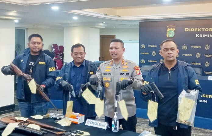 Barang Bukti Senjata Api Ilegal yang Disita Polisi dari Gudang di Sumedang. Foto: Dok. SinPo.id/Firdausi. Barang Bukti Senjata Api Ilegal yang Disita Polisi dari Gudang di Sumedang. Foto: Dok. SinPo.id/Firdausi.
