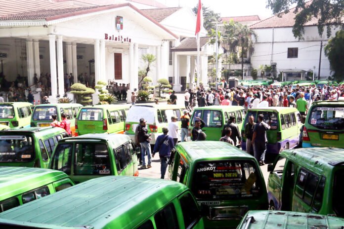Demo Ratusan Supir Angkot di Balai Kota Bogor. Foto: Pemkot Bogor. Demo Ratusan Supir Angkot di Balai Kota Bogor. Foto: Pemkot Bogor.