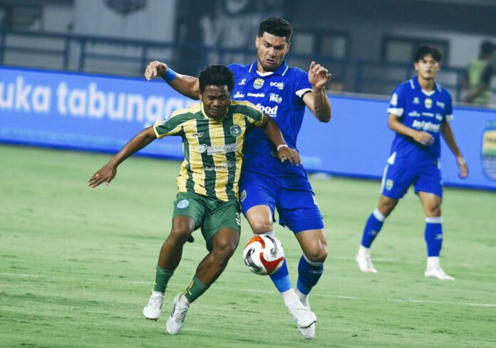 Duel Sengit Sejak Menit Awal di GBLA. Foto: Instagram Persib.