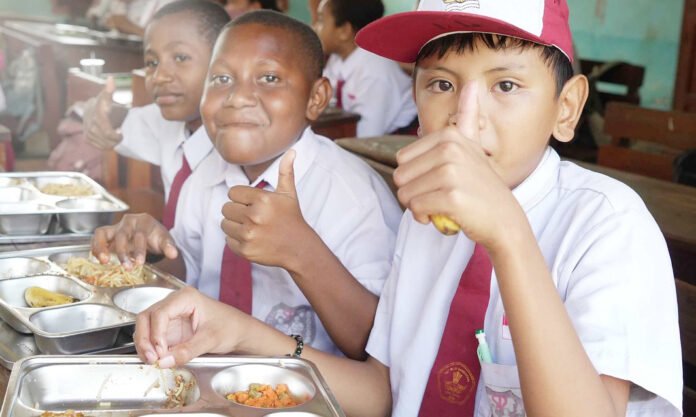 Anak Sekolah Menerima Makan Bergizi Gratis dari Program MBG. Foto: BGN. Anak Sekolah Menerima Makan Bergizi Gratis dari Program MBG. Foto: BGN.