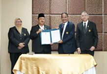 Sertijab MWA Unpad, Rachmat Pambudy Pasang Target Serba Tiga hingga 2030 Picture1Serah terima jabatan Ketua MWA Universitas Padjadjaran periode 2025–2030 (dok. Unpad)