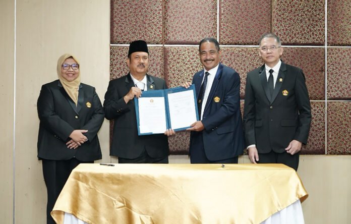 Picture1Serah terima jabatan Ketua MWA Universitas Padjadjaran periode 2025–2030 (dok. Unpad)