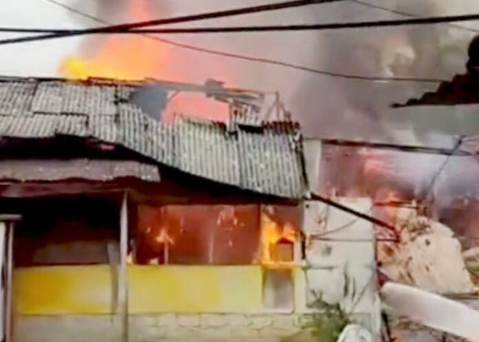 Tangkapan layar di lokasi kebakaran Kios Soto Mang Ohim, Taman Cimanggu, Bogor. Image: Damkar Kota Bogor. Tangkapan layar di lokasi kebakaran Kios Soto Mang Ohim, Taman Cimanggu, Bogor. Image: Damkar Kota Bogor.
