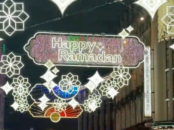 Instalasi Ramadan Lights di Coventry Street, West End London. Foto: Tangkapan Layar TT/tt/mujtabaspeaks Instalasi Ramadan Lights di Coventry Street, West End London. Foto: Tangkapan Layar TT/tt/mujtabaspeaks