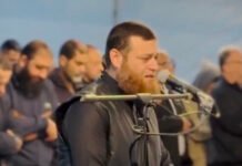 Dalam Suasana Haru, Lantunan Al-Qur’an Menggema di Tarawih Perdana Gaza Tangkapan Layar Jamaah Salat Tarawih di Tengah Reruntuhan Gaza. Foto: Dok. x/AnasAlSharif0