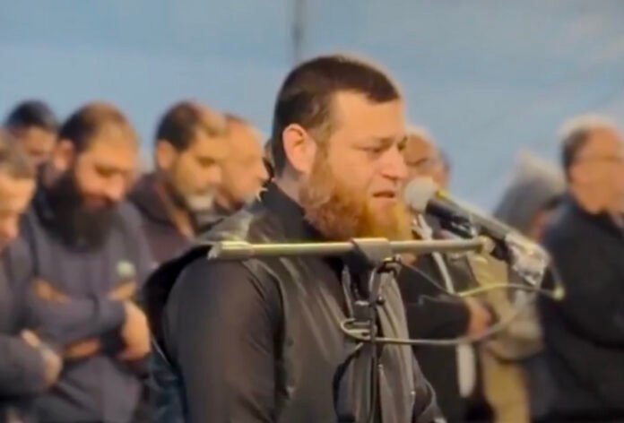 Tangkapan Layar Jamaah Salat Tarawih di Tengah Reruntuhan Gaza. Foto: Dok. x/AnasAlSharif0