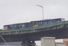 Tabrakan di Jalur Layang TransJakarta Karena Sopir Diduga Tertidur, 23 Penumpang Luka Tangkapan layar video warga memperlihatkan dua bus TransJakarta usai tabrakan di jalur langit Koridor 13, Jakarta Selatan. Foto: IG npd_troopers86