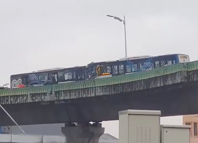 Tangkapan layar video warga memperlihatkan dua bus TransJakarta usai tabrakan di jalur langit Koridor 13, Jakarta Selatan. Foto: IG npd_troopers86