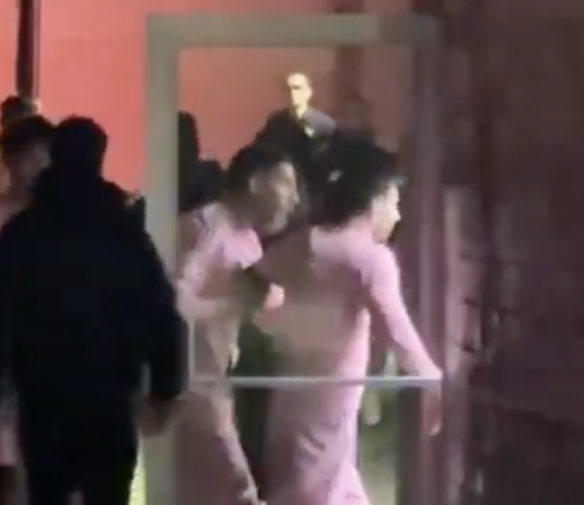 Viral! Sempat Coba Dekati Wasit, Luis Suarez Tahan Messi yang Emosi Usai Inter Miami Takluk 0-3 dari LAFC Lionel Messi ditenangkan Luis Suárez usai laga Inter Miami vs LAFC di MLS. Foto: Tangkapan Layar X/Giovanni Guererro